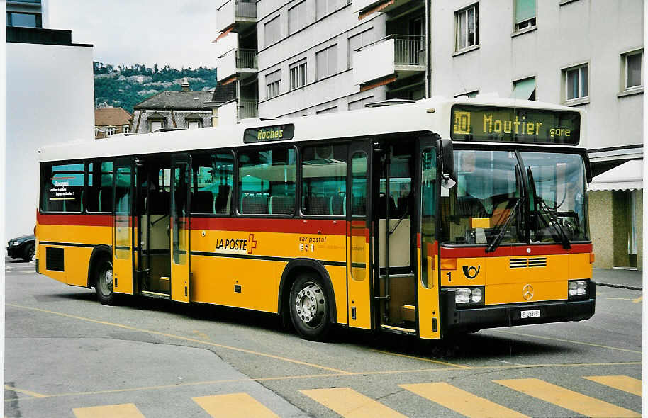 (048'920) - PTT-Regie - P 25'349 - Mercedes/R&J am 7. August 2001 beim Bahnhof Delmont