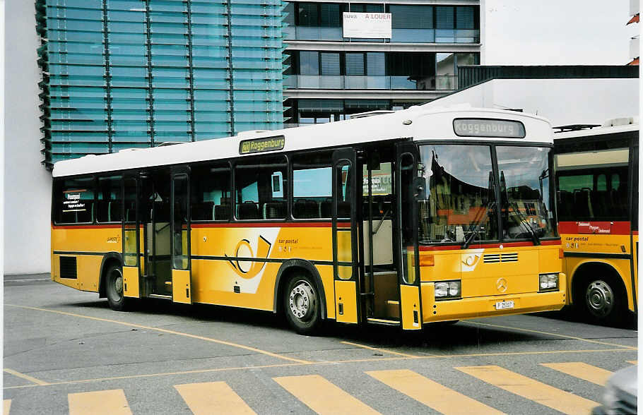 (048'927) - PTT-Regie - P 25'307 - Mercedes/R&J am 7. August 2001 beim Bahnhof Delmont