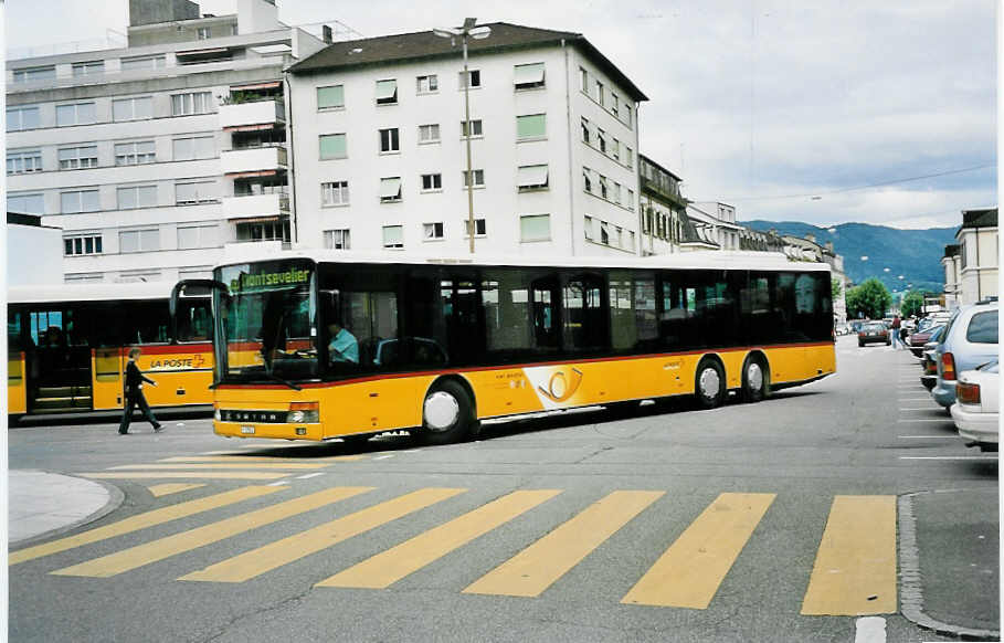 (048'928) - PTT-Regie - P 27'814 - Setra am 7. August 2001 beim Bahnhof Delmont