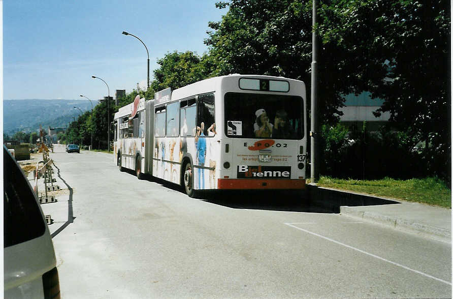 (049'513) - VB Biel - Nr. 137/BE 425'137 - Volvo/R&J am 25. August 2001 in Biel, Centre Beaujean