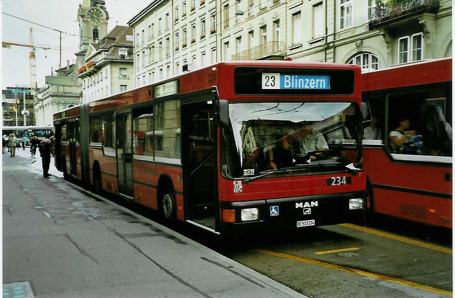 (049'536) - Bernmobil, Bern - Nr. 234/BE 513'234 - MAN am 30. August 2001 beim Bahnhof Bern