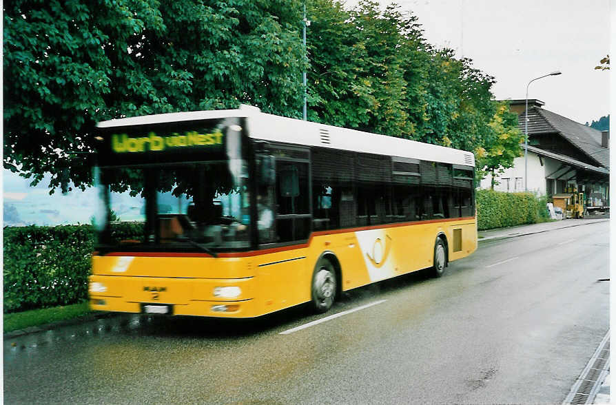 (049'815) - Gurtner, Worb - Nr. 5/BE 153'822 - MAN am 23. September 2001 beim Bahnhof Grosshchstetten