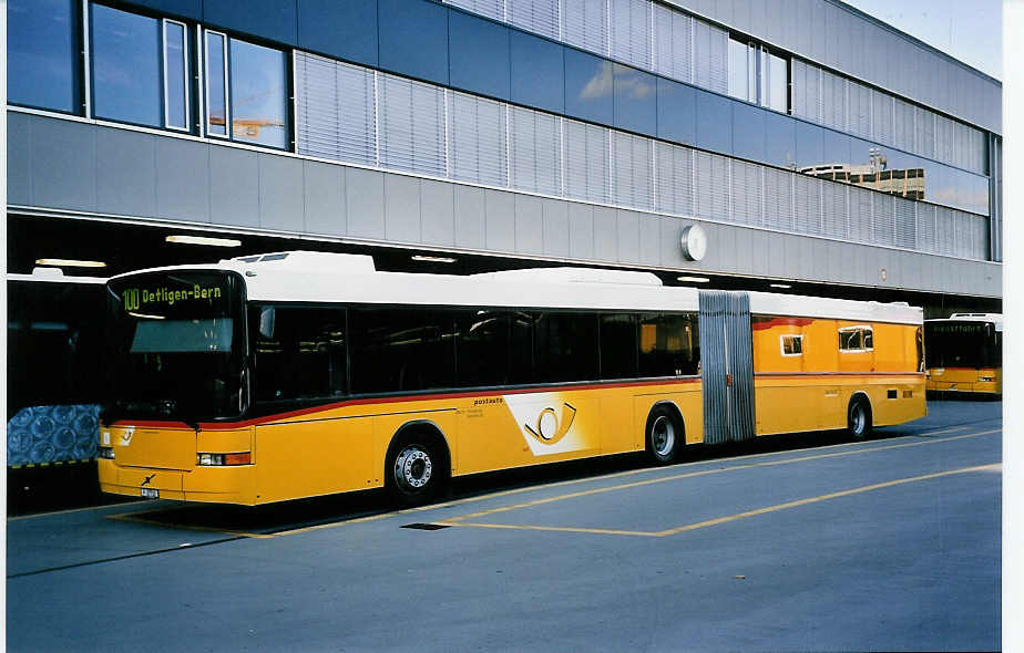 (049'906) - PTT-Regie - P 27'732 - Volvo/Hess am 30. September 2001 in Bern, Postautostation