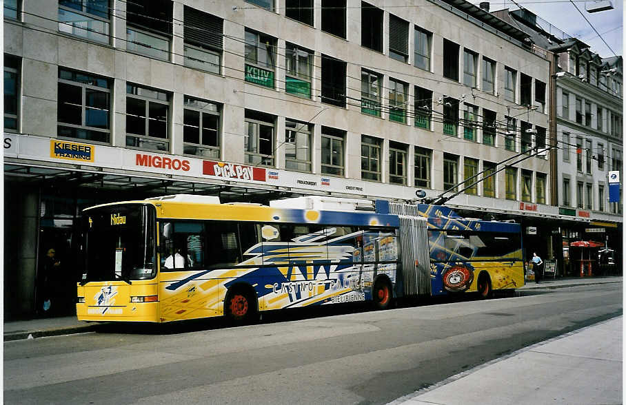 (049'934) - VB Biel - Nr. 83 - NAW/Hess Gelenktrolleybus am 1. Oktober 2001 in Biel, Guisanplatz