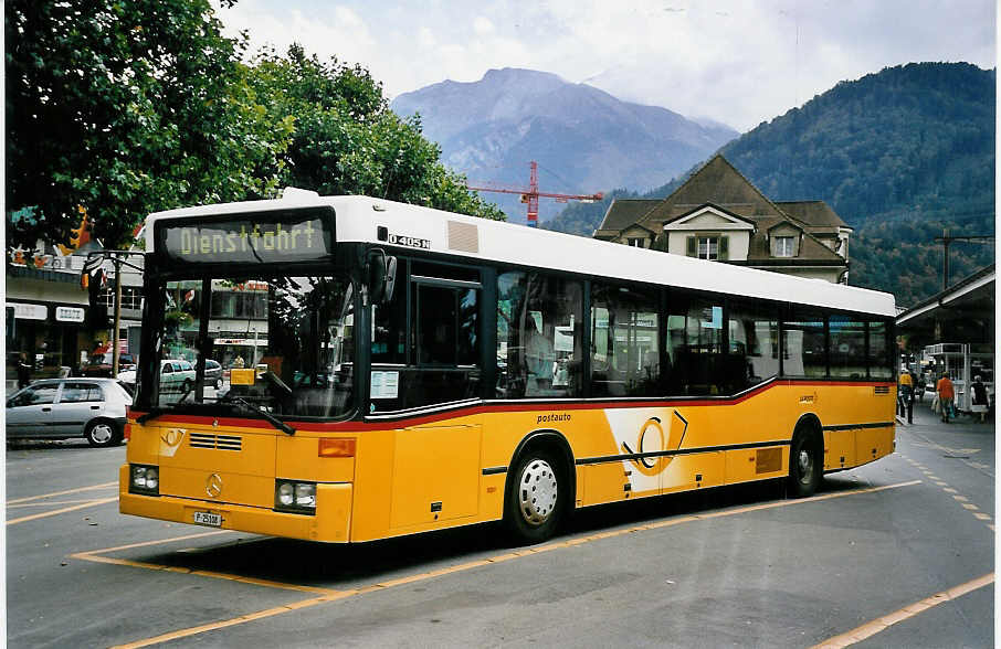 (050'106) - PTT-Regie - P 25'108 - Mercedes am 8. Oktober 2001 beim Bahnhof Interlaken West