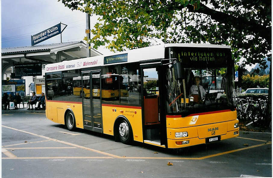 (050'108) - PTT-Regie - P 23'033 - MAN/Gppel am 8. Oktober 2001 beim Bahnhof Interlaken West