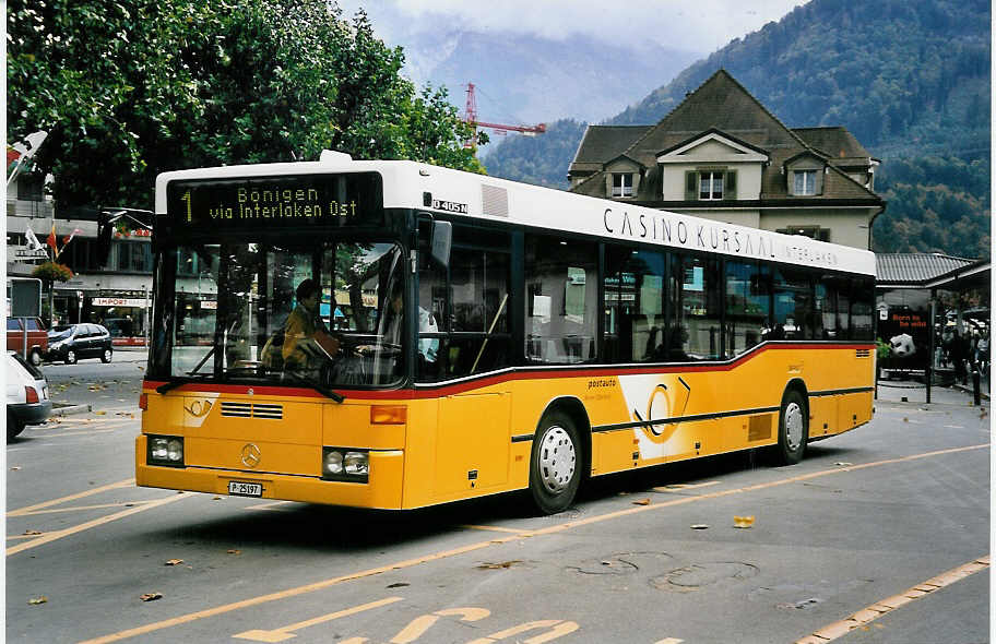 (050'109) - PTT-Regie - P 25'197 - Mercedes (ex In Albon, Visp) am 8. Oktober 2001 beim Bahnhof Interlaken West