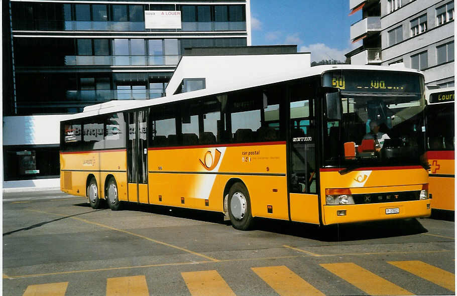 (050'215) - PTT-Regie - P 27'812 - Setra am 16. Oktober 2001 beim Bahnhof Delmont