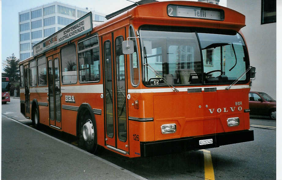 (050'335) - BBA Aarau - Nr. 126/AG 212'426 - Volvo/Hess am 18. Oktober 2001 beim Bahnhof Aarau