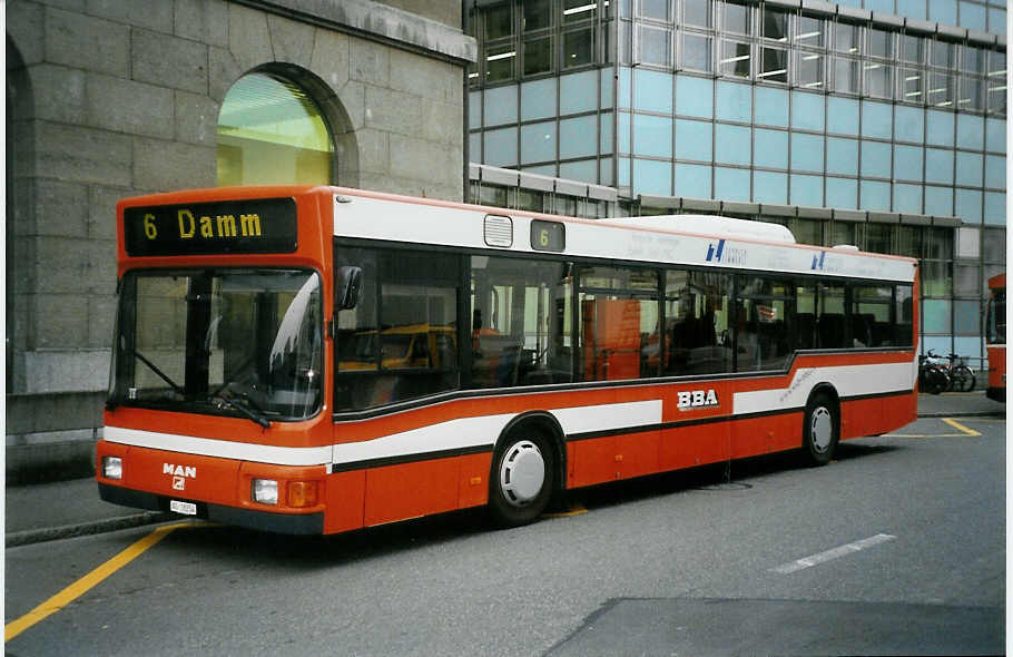 (050'402) - BBA Aarau - Nr. 154/AG 18'254 - MAN am 18. Oktober 2001 beim Bahnhof Aarau