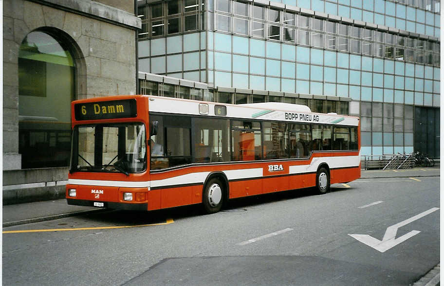 (050'408) - BBA Aarau - Nr. 152/AG 8452 - MAN am 18. Oktober 2001 beim Bahnhof Aarau