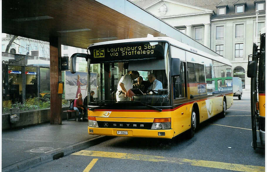 (050'414) - PTT-Regie - P 25'643 - Setra am 18. Oktober 2001 beim Bahnhof Aarau