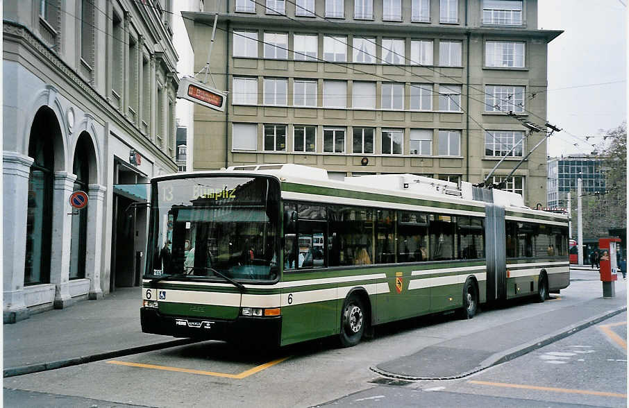 (050'616) - SVB Bern - Nr. 6 - NAW/Hess Gelenktrolleybus am 18. November 2001 beim Bahnhof Bern