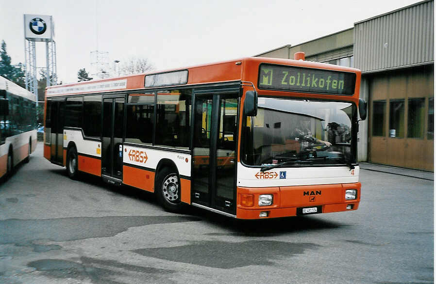 (050'705) - RBS Worblaufen - Nr. 4/BE 481'104 - MAN am 18. November 2001 in Worblaufen, Garage