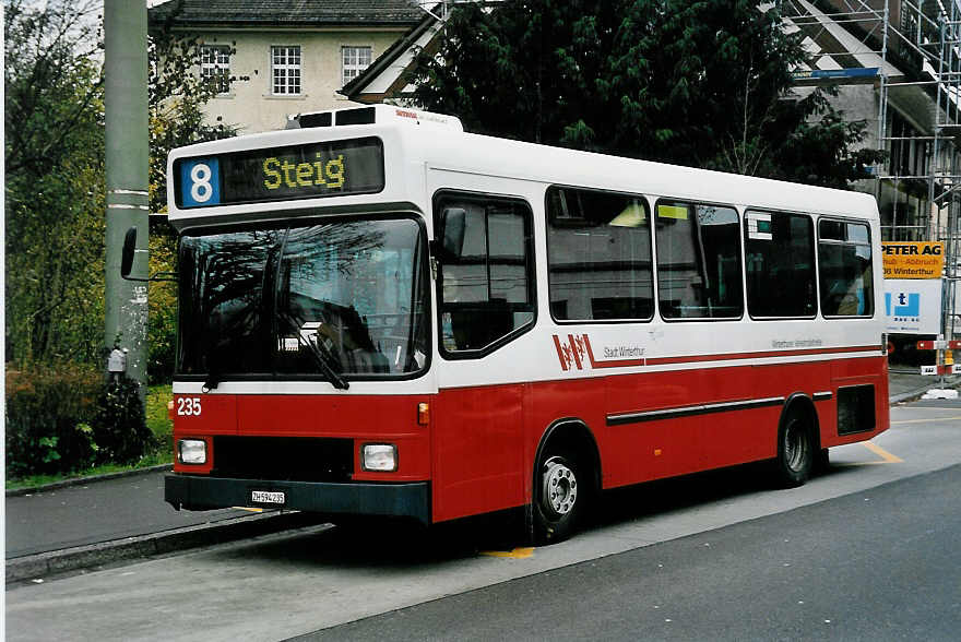 (050'718) - WV Winterthur - Nr. 235/ZH 594'235 - MAN/Hess am 19. November 2001 beim Hauptbahnhof Winterthur