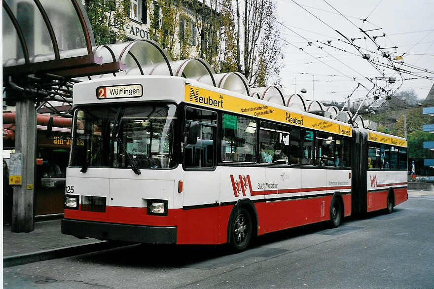 (050'719) - WV Winterthur - Nr. 125 - Saurer/FHS Gelenktrolleybus am 19. November 2001 beim Hauptbahnhof Winterthur