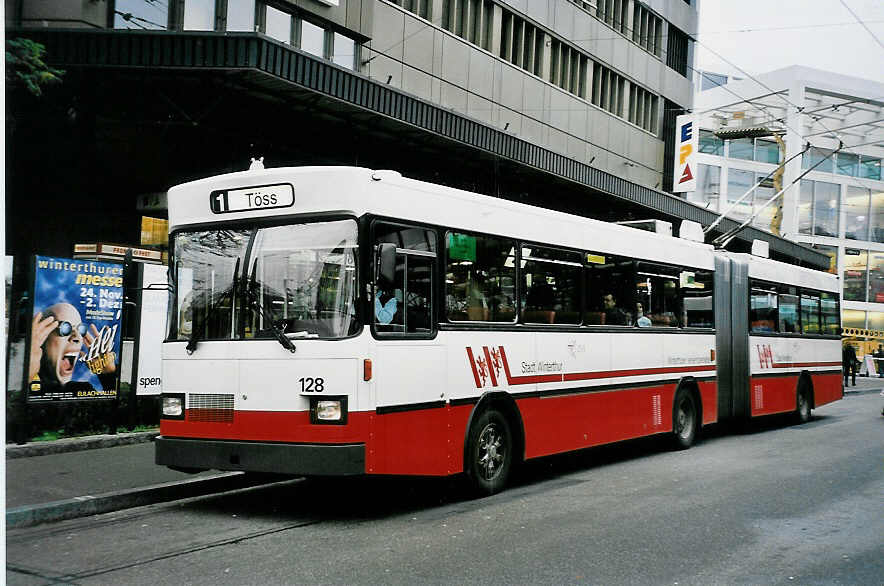 (050'720) - WV Winterthur - Nr. 128 - Saurer/FHS Gelenktrolleybus am 19. November 2001 beim Hauptbahnhof Winterthur