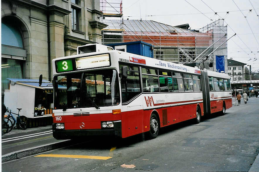 (050'727) - WV Winterthur - Nr. 160 - Mercedes Gelenktrolleybus am 19. November 2001 beim Hauptbahnhof Winterthur