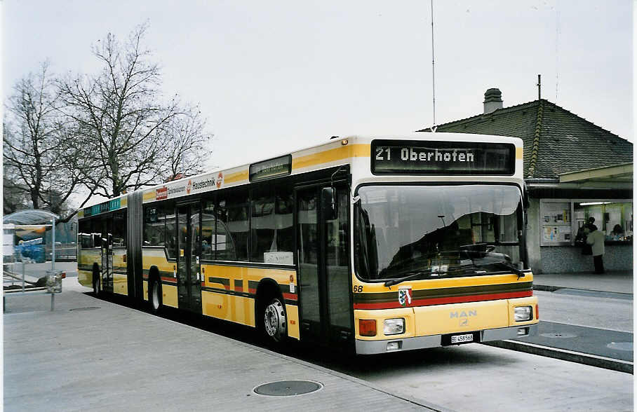 (050'819) - STI Thun - Nr. 68/BE 458'568 - MAN am 10. Dezember 2001 beim Bahnhof Thun