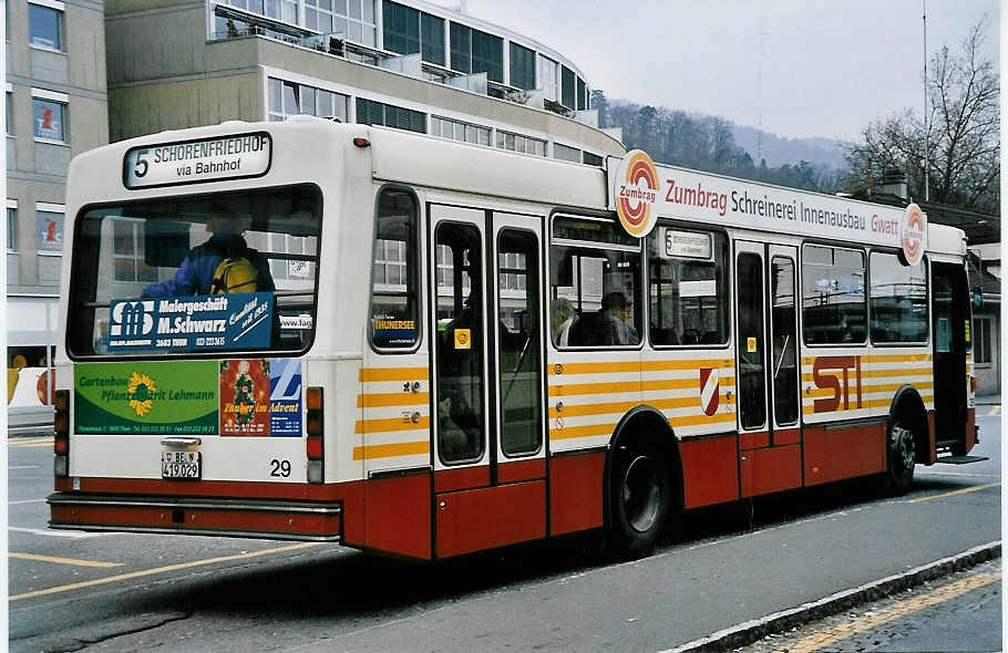 (050'821) - STI Thun - Nr. 29/BE 419'029 - Volvo/R&J (ex SAT Thun Nr. 29) am 10. Dezember 2001 beim Bahnhof Thun