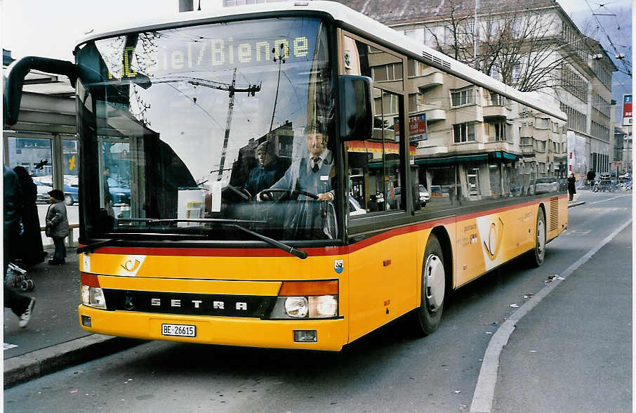 (050'823) - AVA Aarberg - Nr. 5/BE 26'615 - Setra am 15. Dezember 2001 beim Bahnhof Biel