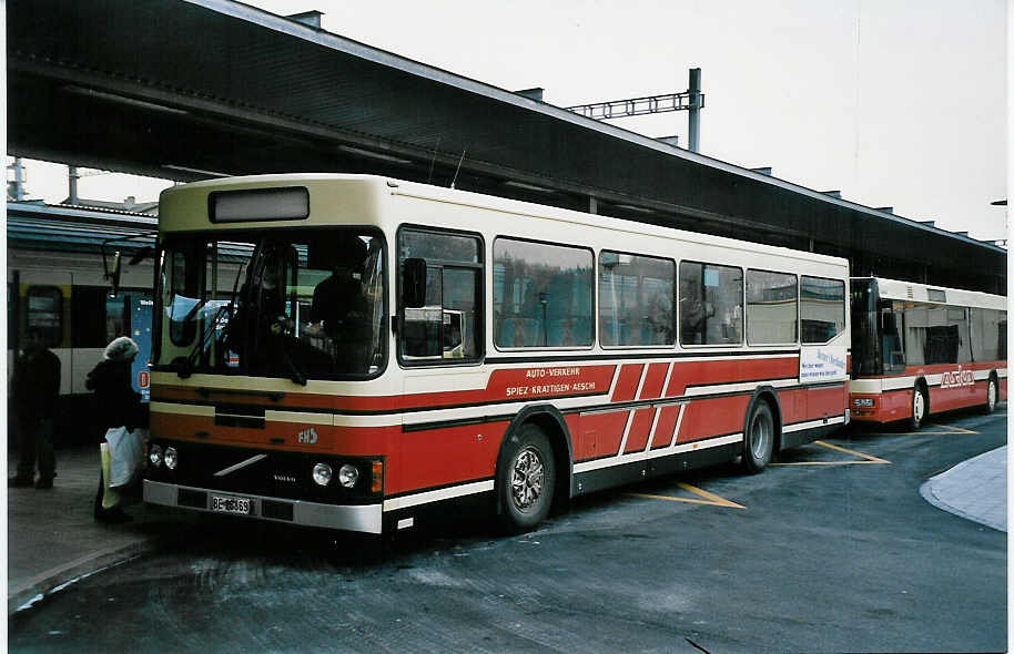 (050'901) - ASKA Aeschi - Nr. 1/BE 26'869 - Volvo/FHS am 16. Dezember 2001 beim Bahnhof Spiez