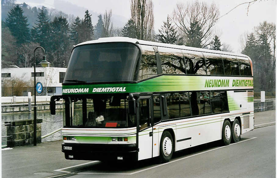 (050'902) - Neukomm, Horboden - BE 202'815 - Neoplan am 19. Dezember 2001 bei der Schifflndte Thun