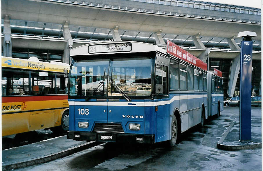 (050'911) - VBL Luzern - Nr. 103/LU 15'012 - Volvo/Hess am 24. Dezember 2001 beim Bahnhof Luzern