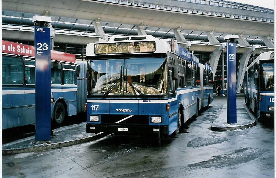 (050'913) - VBL Luzern - Nr. 117/LU 15'091 - Volvo/Hess am 24. Dezember 2001 beim Bahnhof Luzern