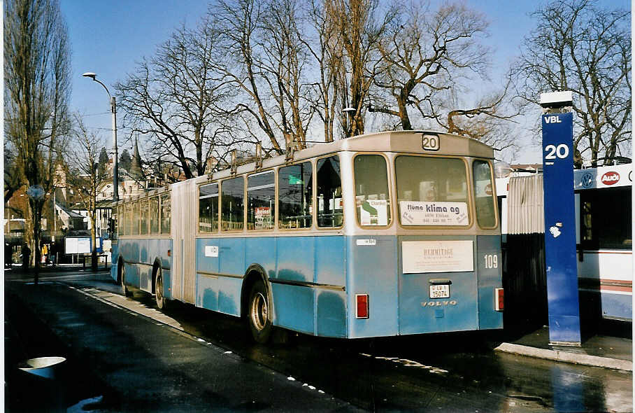 (050'915) - VBL Luzern - Nr. 109/LU 15'074 - Volvo/Hess am 24. Dezember 2001 beim Bahnhof Luzern