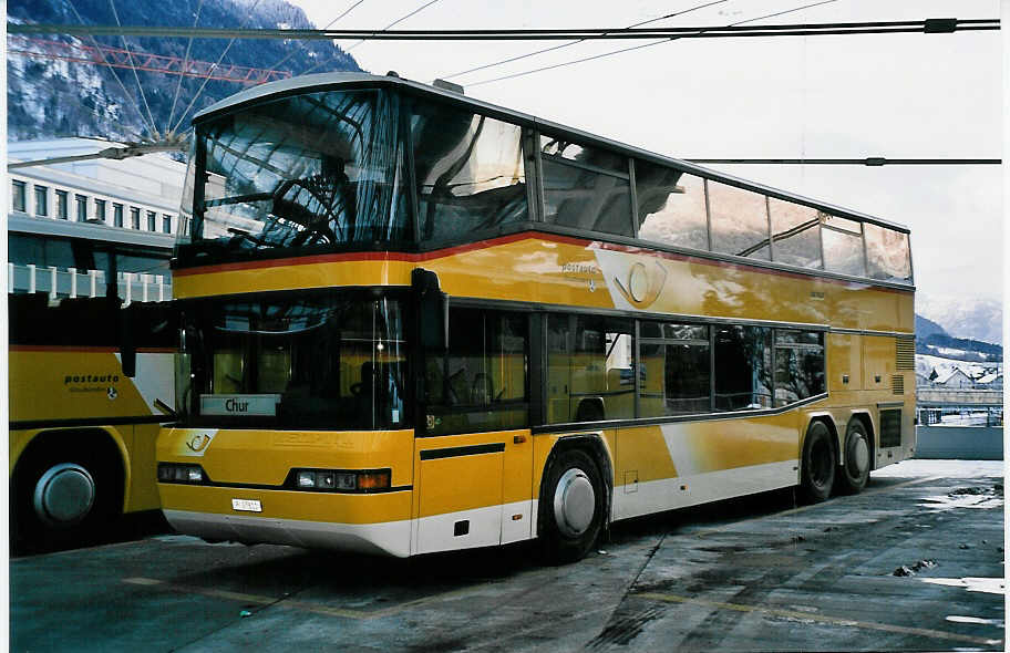 (051'002) - PTT-Regie - P 27'811 - Neoplan am 27. Dezember 2001 in Chur, Postautostation