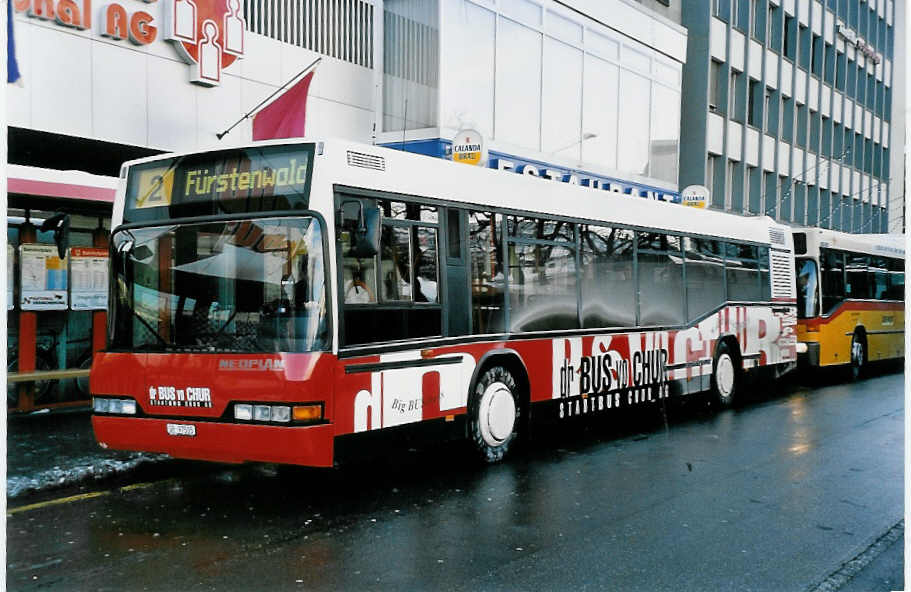 (051'008) - SBC Chur - Nr. 5/GR 97'505 - Neoplan am 27. Dezember 2001 beim Bahnhof Chur