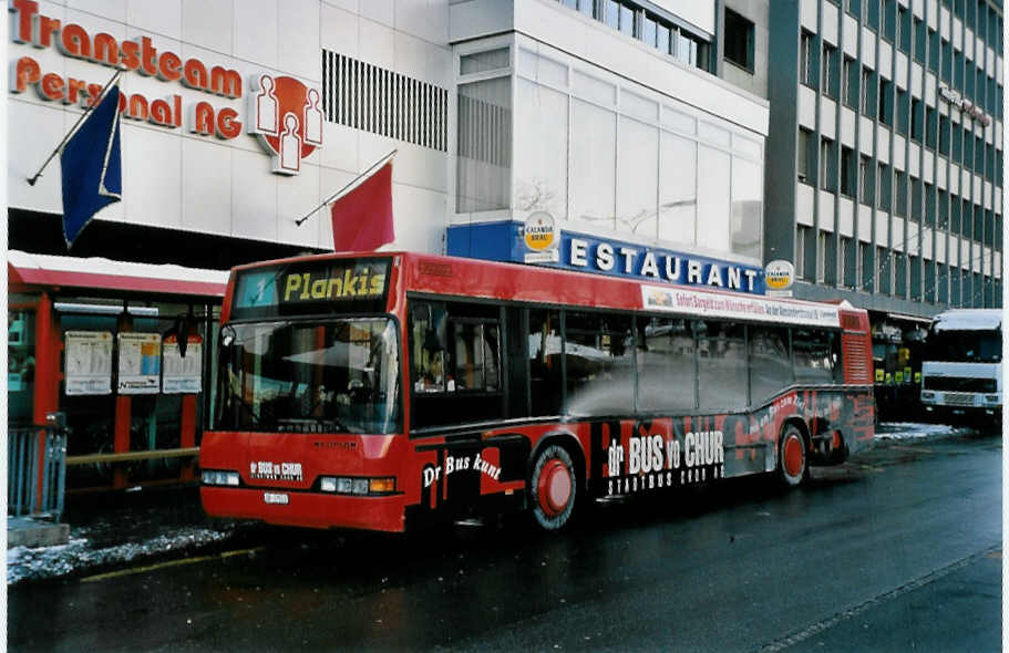 (051'010) - SBC Chur - Nr. 13/GR 97'513 - Neoplan am 27. Dezember 2001 beim Bahnhof Chur