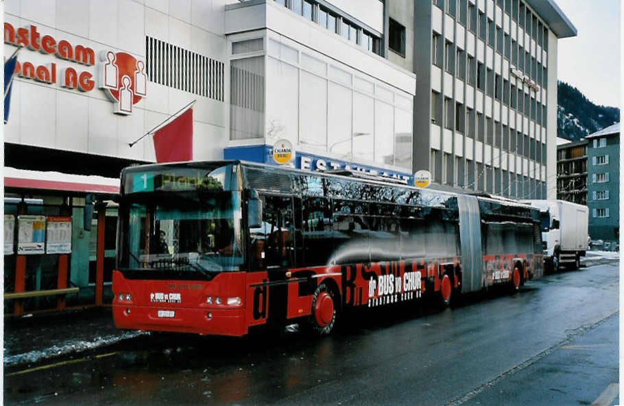 (051'013) - SBC Chur - Nr. 55/GR 155'855 - Neoplan am 27. Dezember 2001 beim Bahnhof Chur