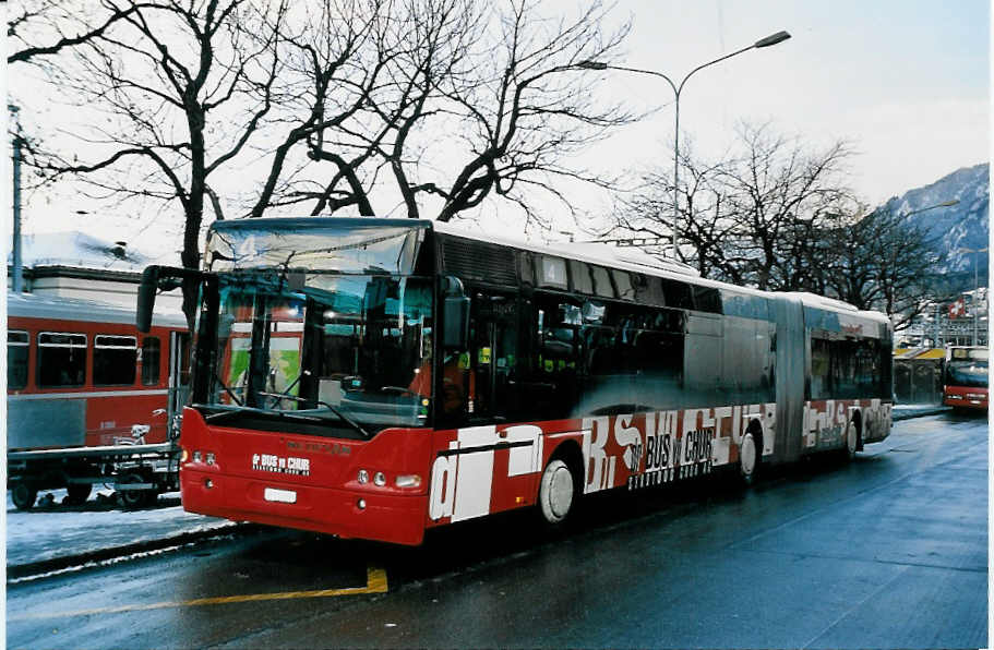 (051'017) - SBC Chur - Nr. 56/GR 155'856 - Neoplan am 27. Dezember 2001 beim Bahnhof Chur