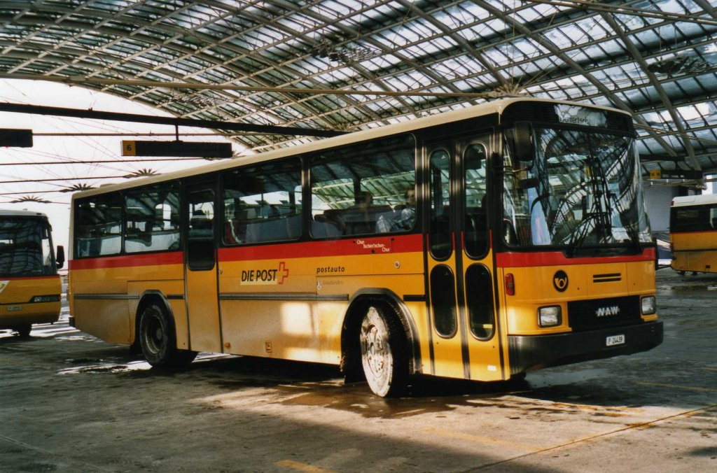 (051'025) - PTT-Regie - P 24'439 - NAW/Hess am 27. Dezember 2001 in Chur, Postautostation