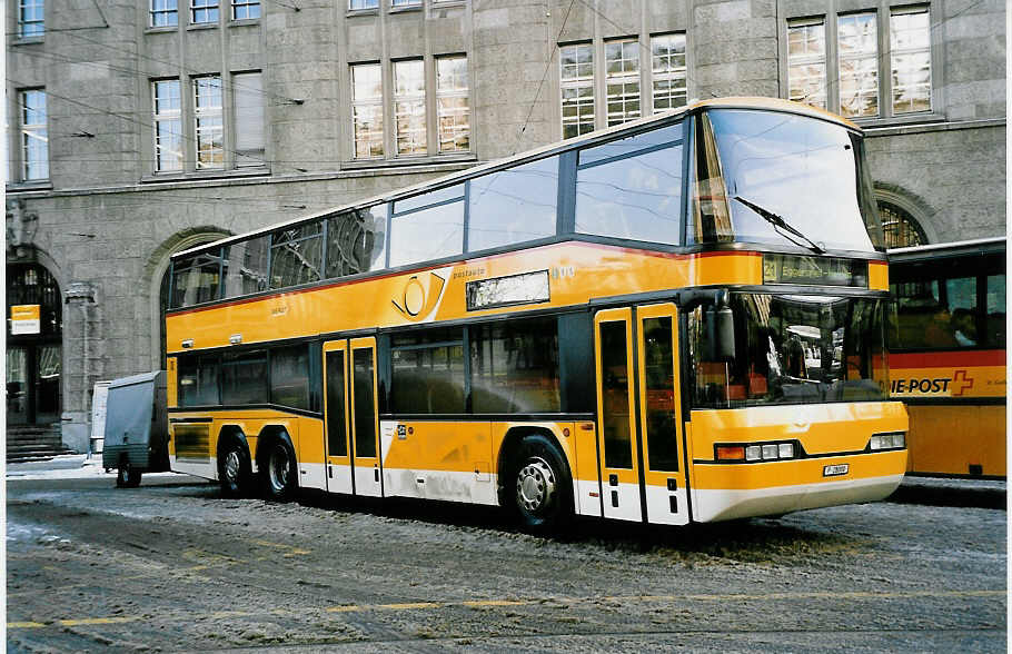 (051'033) - PTT-Regie - P 28'000 - Neoplan am 27. Dezember 2001 beim Bahnhof St. Gallen