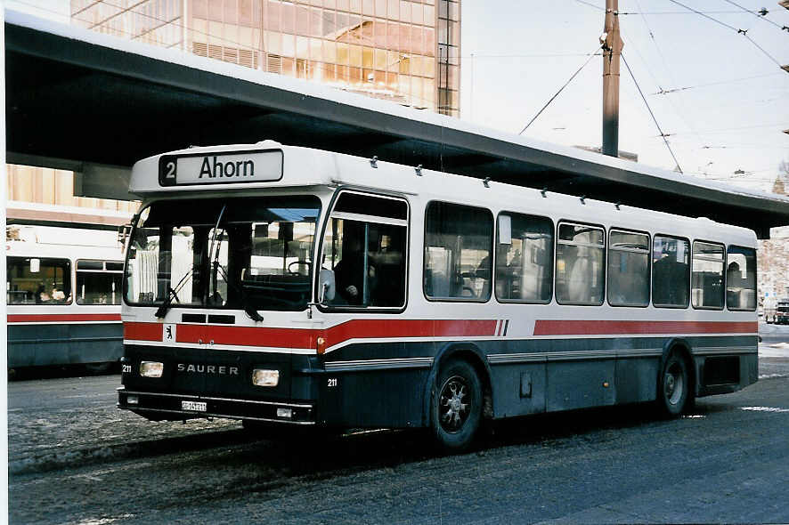 (051'105) - VBSG St. Gallen - Nr. 211/SG 141'211 - Saurer/Hess am 27. Dezember 2001 beim Bahnhof St. Gallen