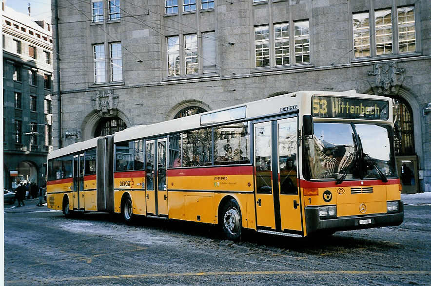 (051'109) - Cars Alpin Neff, Arbon - Nr. 1/TG 686 - Mercedes am 27. Dezember 2001 beim Bahnhof St. Gallen