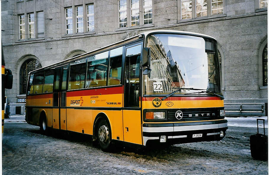 (051'116) - PTT-Regie - P 25'039 - Setra am 27. Dezember 2001 beim Bahnhof St. Gallen