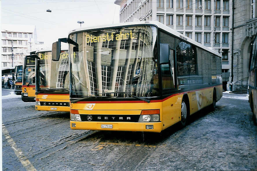 (051'121) - Schwizer, Goldach - SG 175'064 - Setra am 27. Dezember 2001 beim Bahnhof St. Gallen