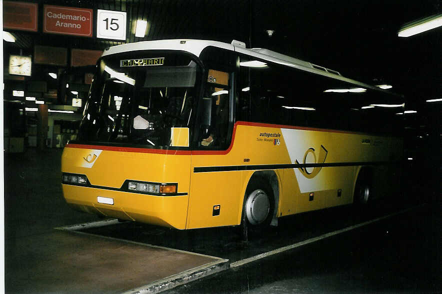 (051'224) - Autopostale, Croglio - TI 24'689 - Neoplan am 1. Januar 2002 in Lugona, Postautostation