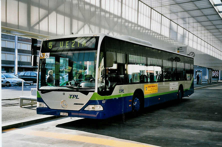 (051'230) - TPL Lugano - Nr. 7/TI 207'007 - Mercedes am 1. Januar 2002 in Lugano, Centro