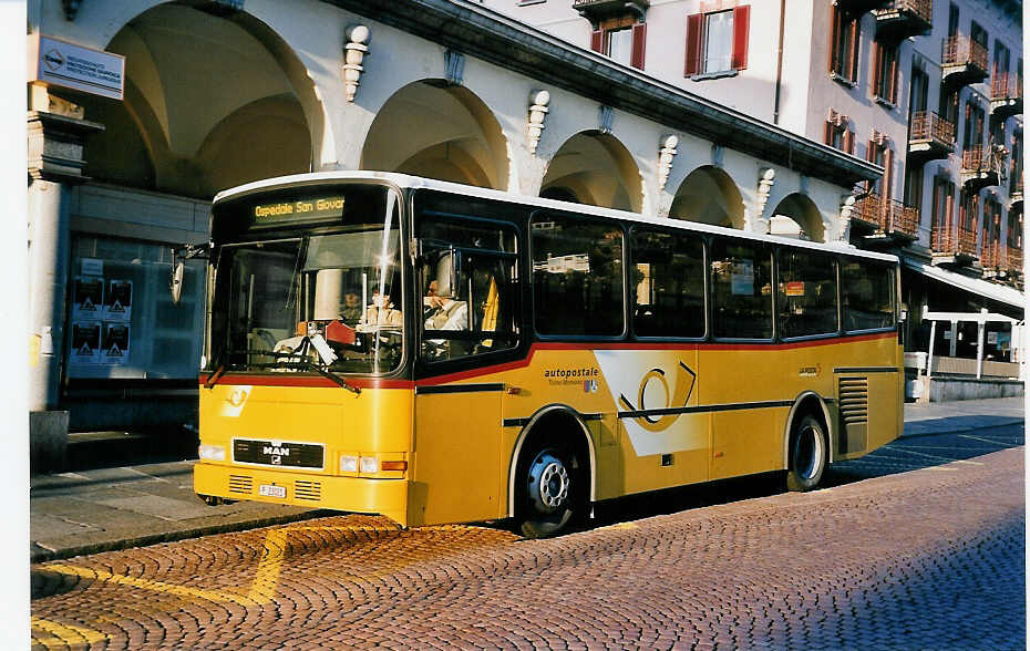 (051'303) - PTT-Regie - P 23'021 - MAN/Lauber am 1. Januar 2002 beim Bahnhof Bellinzona