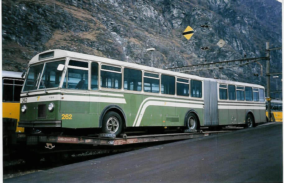 (051'312) - TN Neuchtel (RWB) - Nr. 262 - FBW/SWS-Gangloff (ex SVB Bern Nr. 262) am 1. Januar 2002 beim Bahnhof Biasca