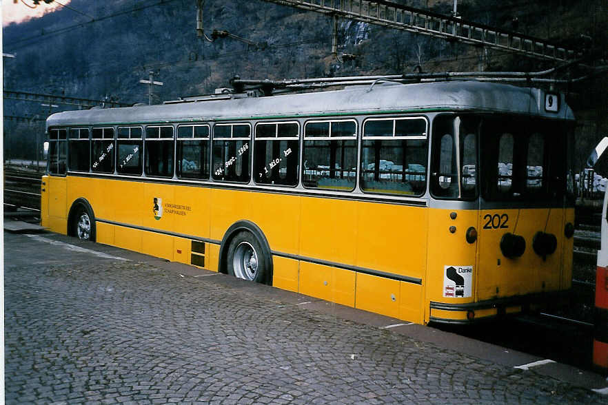 (051'316) - VBSH Schaffhausen (TVS) - Nr. 202 - Berna/SWS-R&J Trolleybus am 1. Januar 2002 beim Bahnhof Biasca