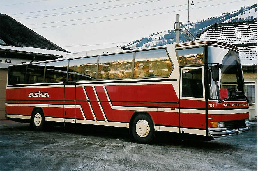 (051'414) - ASKA Aeschi - Nr. 10/BE 26'721 - Drgmller am 6. Januar 2002 beim Bahnhof Frutigen