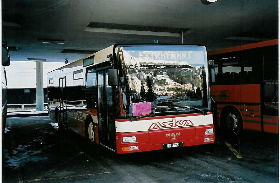 (051'415) - ASKA Aeschi - Nr. 8/BE 387'558 - MAN am 6. Januar 2002 beim Bahnhof Frutigen