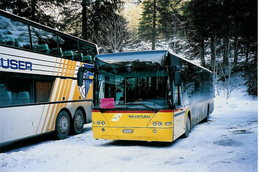 (051'423) - Engeloch, Riggisberg - Nr. 12/BE 520'405 - Neoplan am 6. Januar 2002 in Adelboden, Unter dem Birg