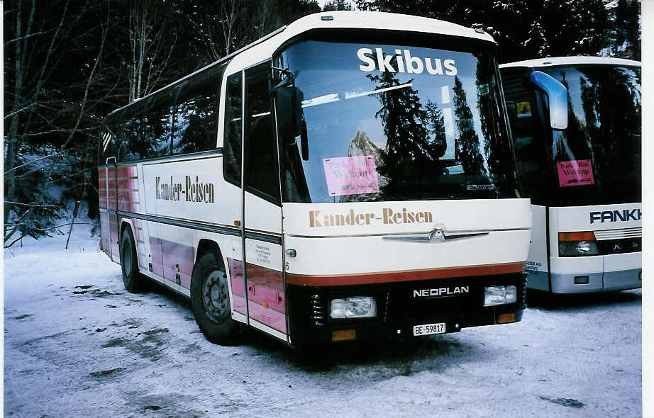 (051'502) - Kander-Reisen, Frutigen - Nr. 6/BE 59'817 - Neoplan am 6. Januar 2002 in Adelboden, Unter dem Birg